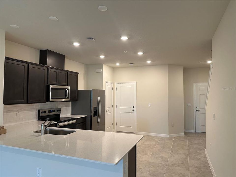 Activo con contrato: $2,199 (3 camas, 2 baños, 1699 Pies cuadrados)