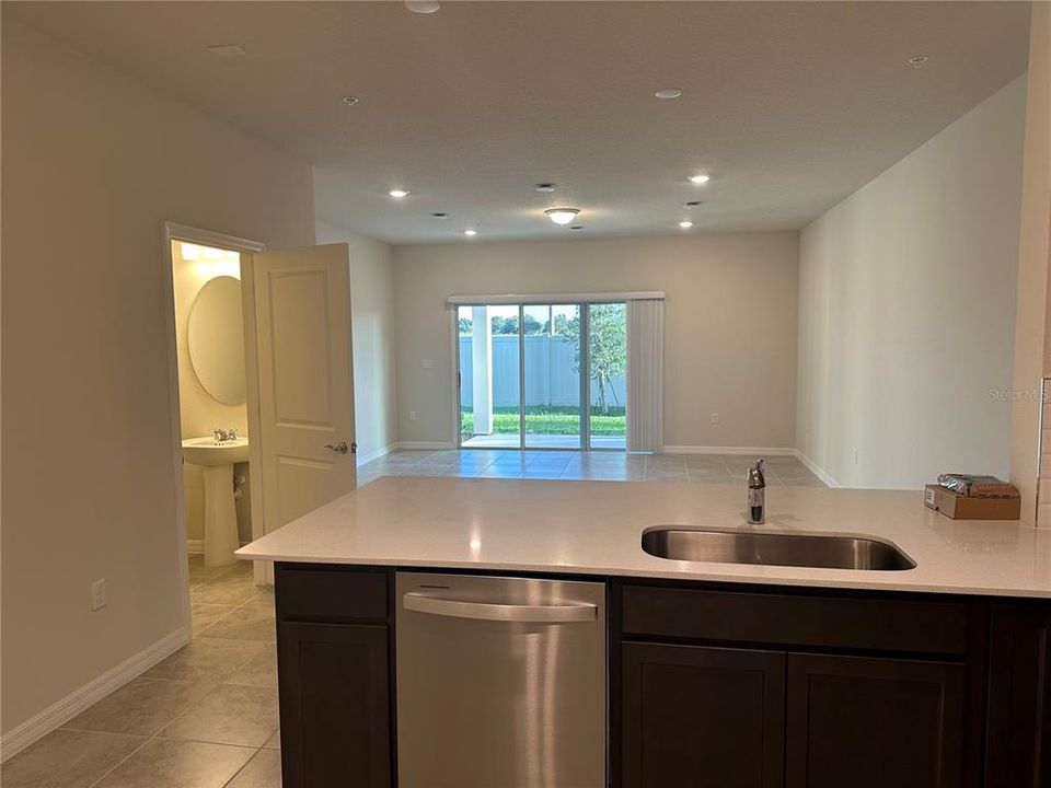 Activo con contrato: $2,199 (3 camas, 2 baños, 1699 Pies cuadrados)