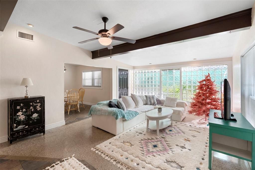 For Sale: $235,000 (2 beds, 1 baths, 1172 Square Feet)