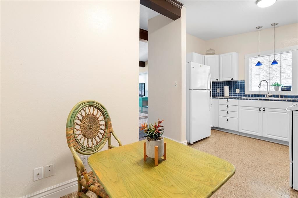 For Sale: $235,000 (2 beds, 1 baths, 1172 Square Feet)