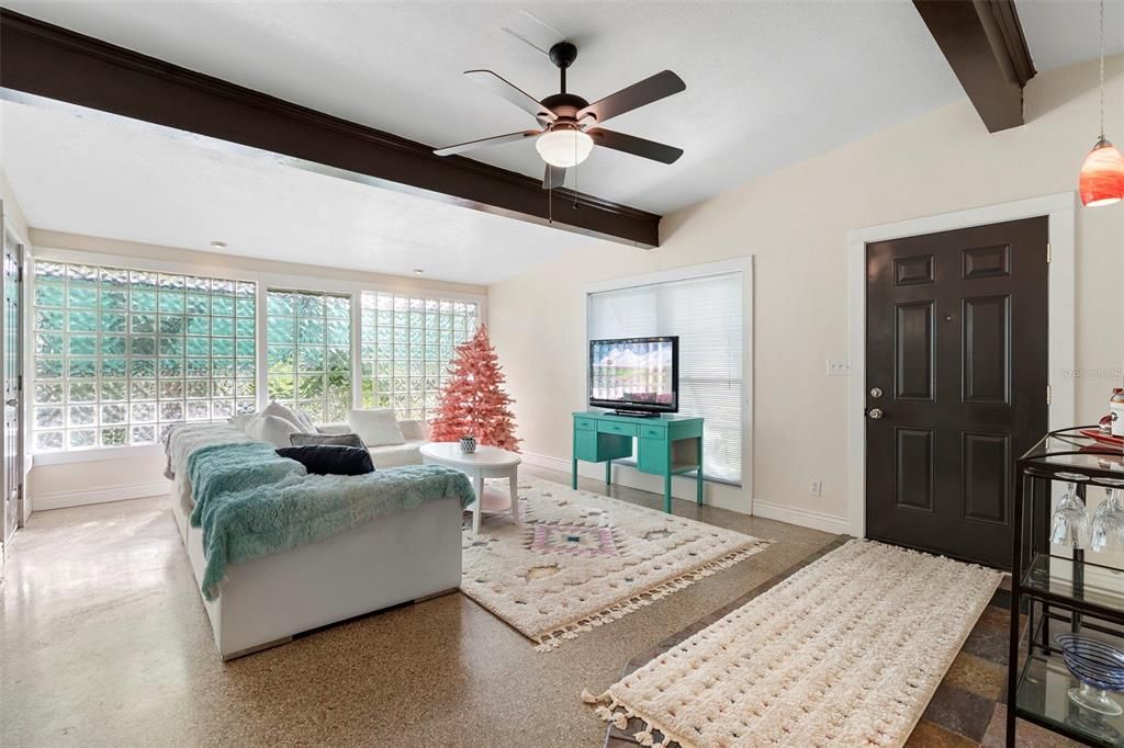 For Sale: $235,000 (2 beds, 1 baths, 1172 Square Feet)