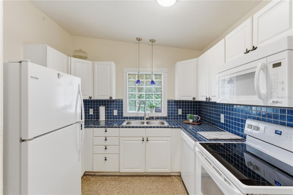 For Sale: $235,000 (2 beds, 1 baths, 1172 Square Feet)