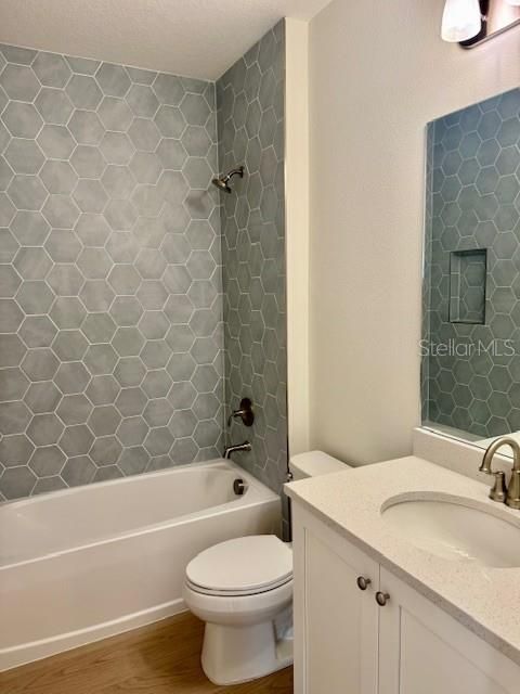 Activo con contrato: $649,845 (4 camas, 3 baños, 2477 Pies cuadrados)