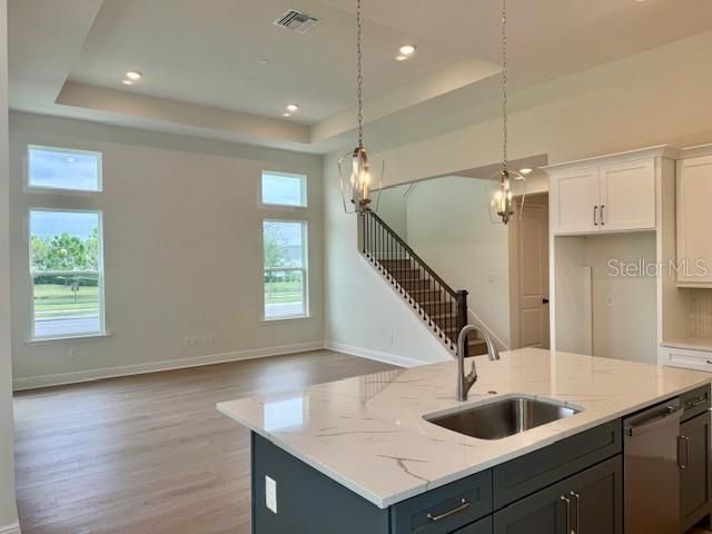 Activo con contrato: $649,845 (4 camas, 3 baños, 2477 Pies cuadrados)