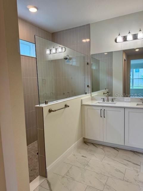 Activo con contrato: $649,845 (4 camas, 3 baños, 2477 Pies cuadrados)