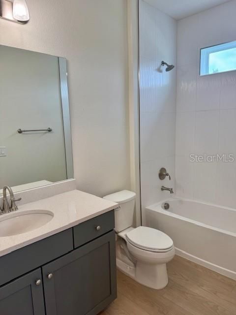 Activo con contrato: $649,845 (4 camas, 3 baños, 2477 Pies cuadrados)