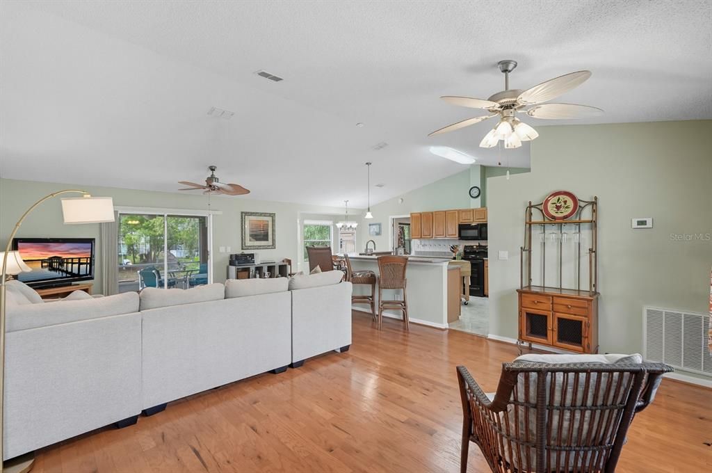 For Sale: $334,900 (3 beds, 2 baths, 1738 Square Feet)