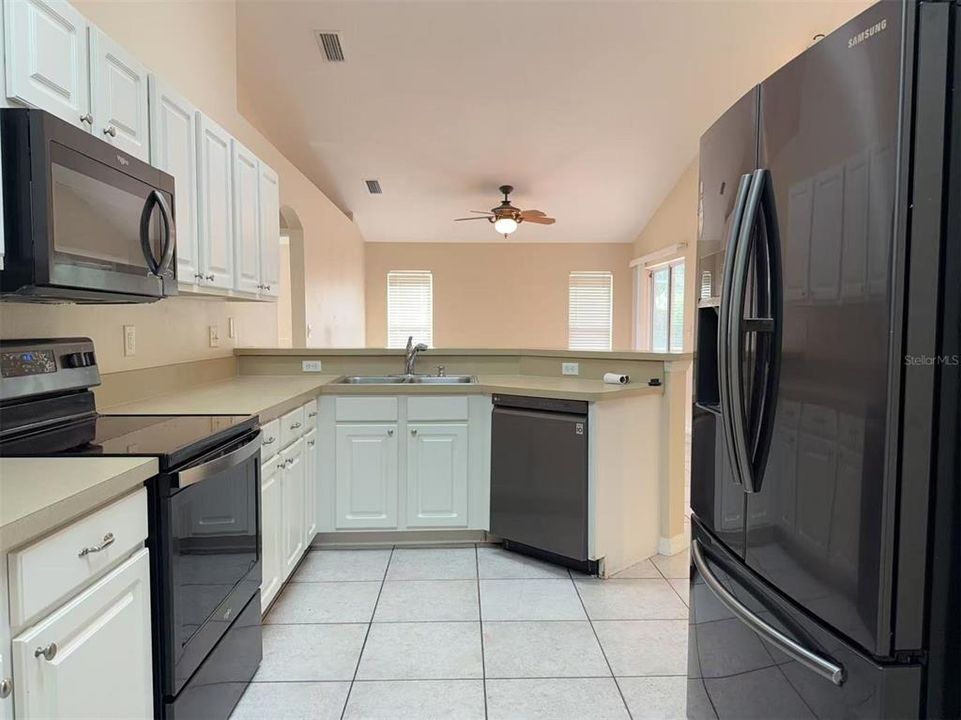 出租: $2,100 (3 贝兹, 2 浴室, 1944 平方英尺)