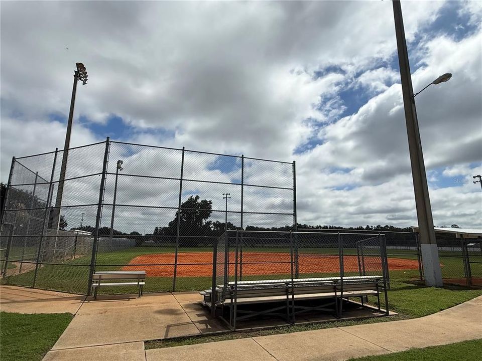 На продажу: $524,900 (4 спален, 2 ванн, 1588 Квадратных фут)