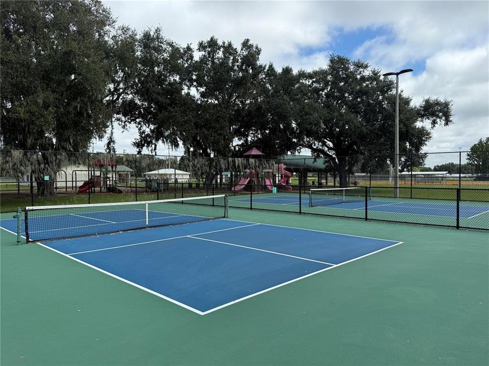 На продажу: $524,900 (4 спален, 2 ванн, 1588 Квадратных фут)