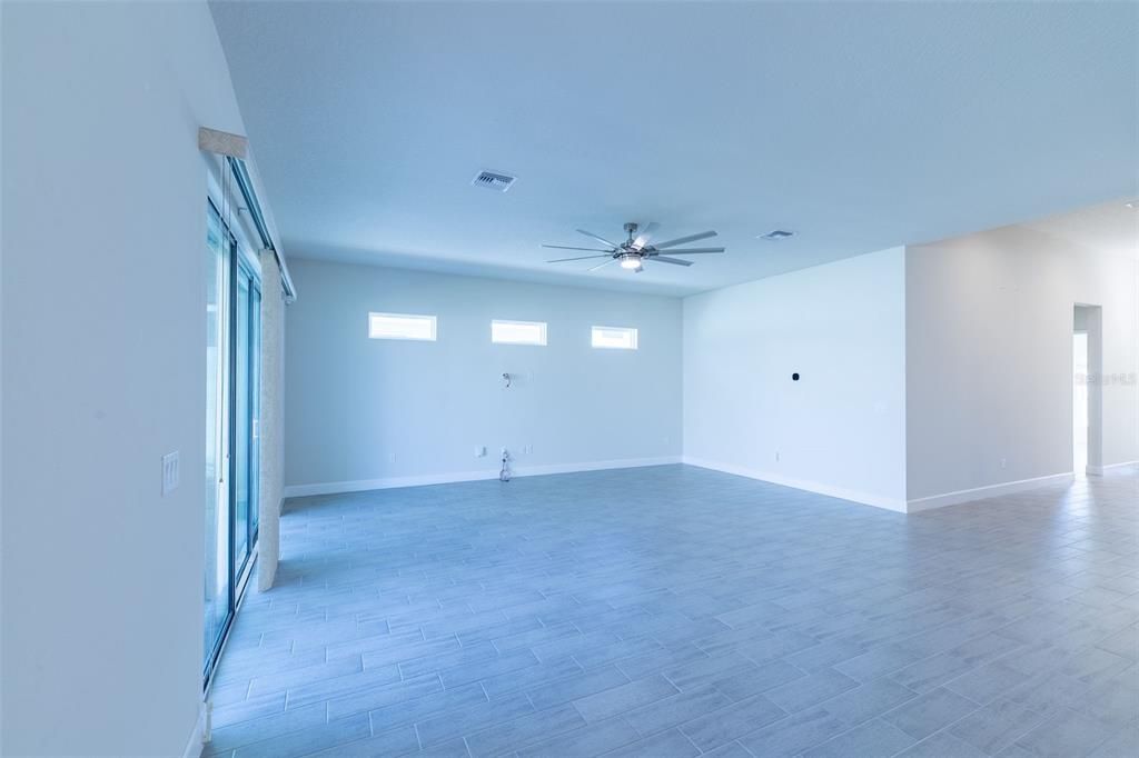 En Venta: $575,000 (4 camas, 3 baños, 2542 Pies cuadrados)