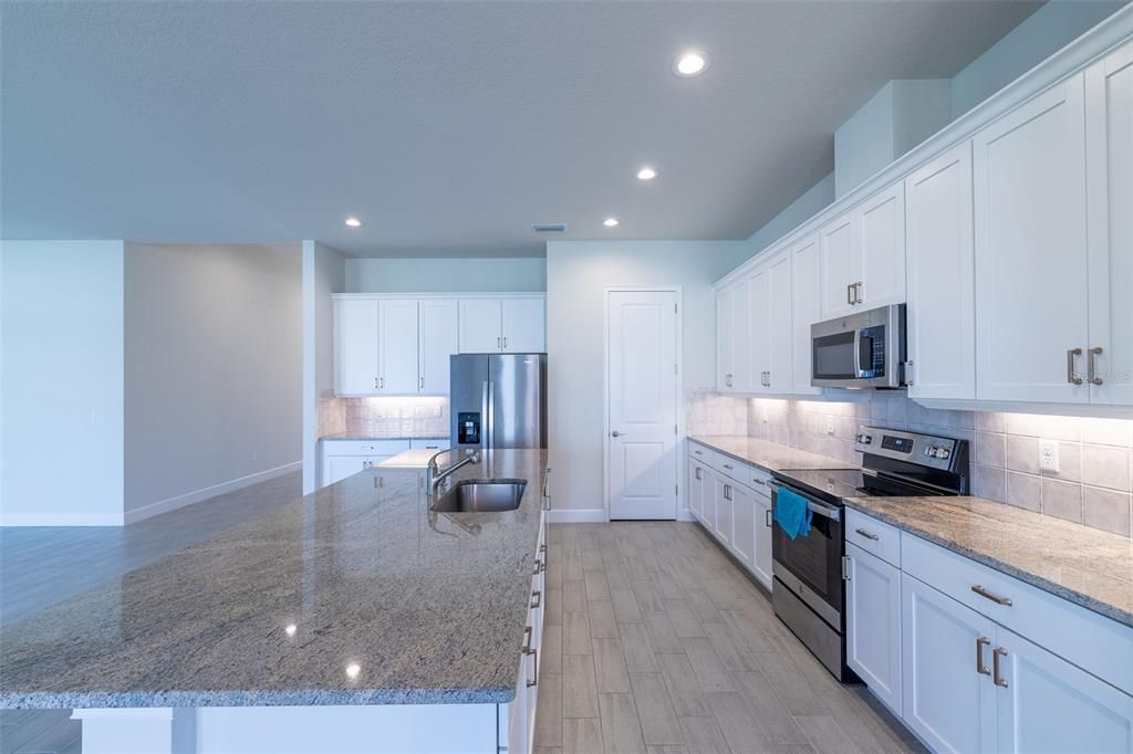 En Venta: $575,000 (4 camas, 3 baños, 2542 Pies cuadrados)