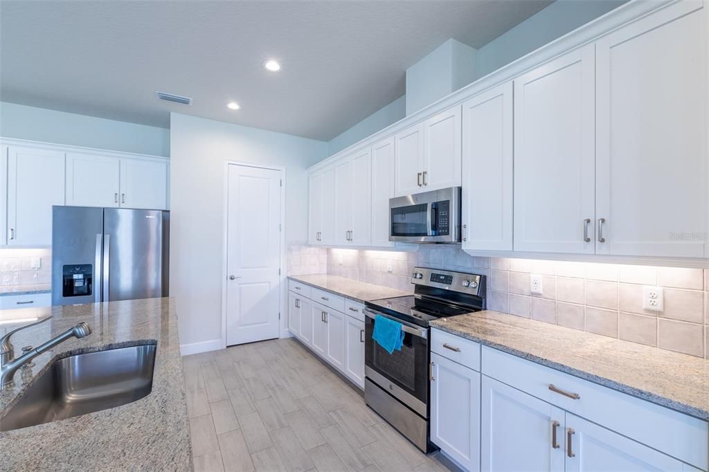 En Venta: $575,000 (4 camas, 3 baños, 2542 Pies cuadrados)