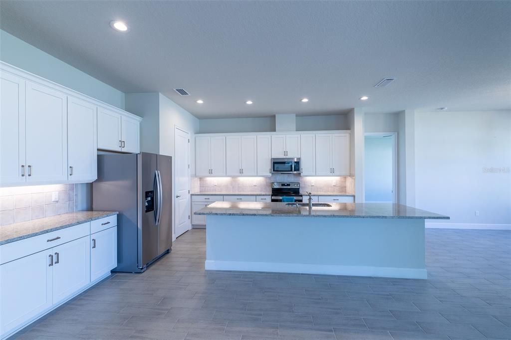 En Venta: $575,000 (4 camas, 3 baños, 2542 Pies cuadrados)