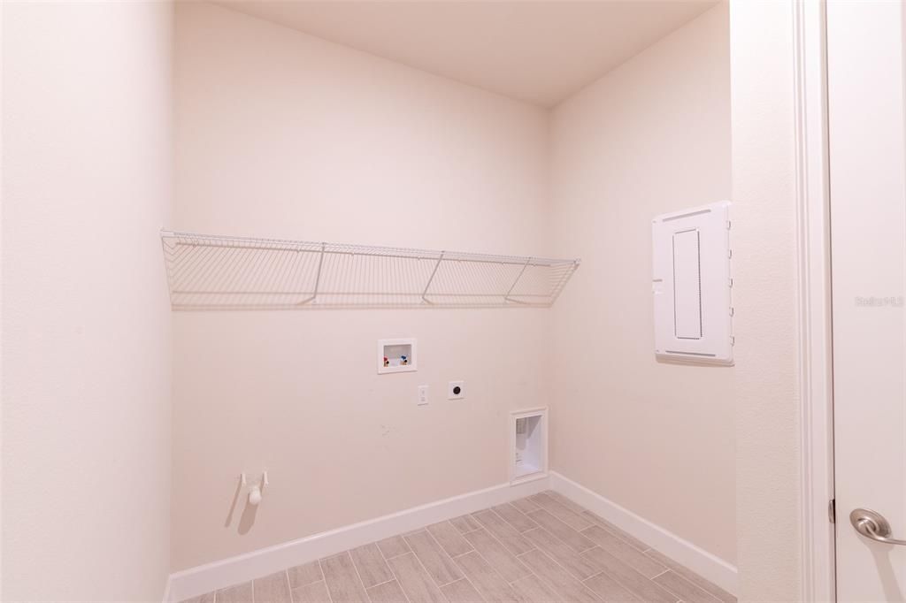 En Venta: $575,000 (4 camas, 3 baños, 2542 Pies cuadrados)