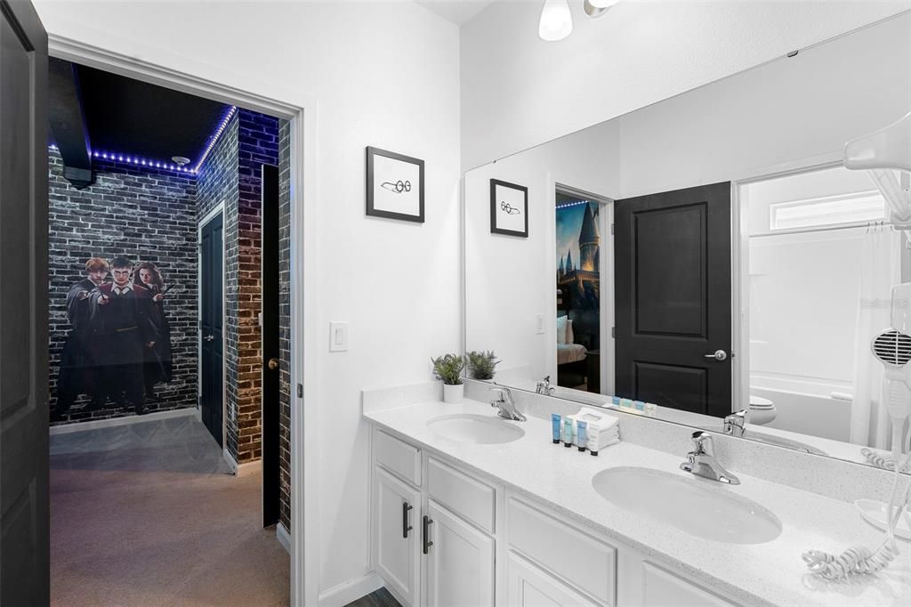 Active With Contract: $625,000 (6 beds, 4 baths, 2872 Square Feet)