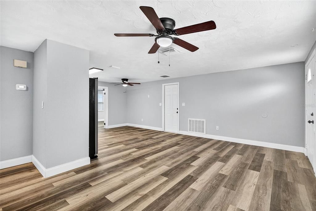 Activo con contrato: $264,900 (3 camas, 2 baños, 1371 Pies cuadrados)