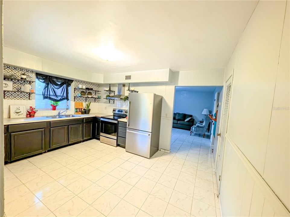 На продажу: $349,000 (5 спален, 0 ванн, 2104 Квадратных фут)