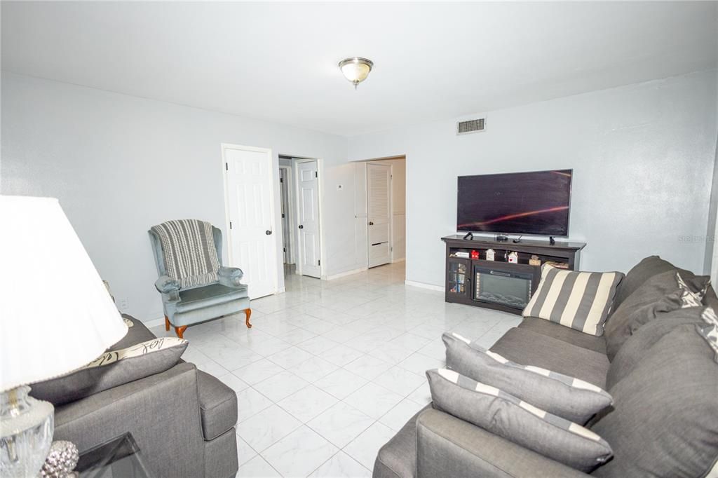 На продажу: $349,000 (5 спален, 0 ванн, 2104 Квадратных фут)