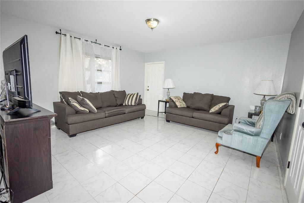 На продажу: $349,000 (5 спален, 0 ванн, 2104 Квадратных фут)