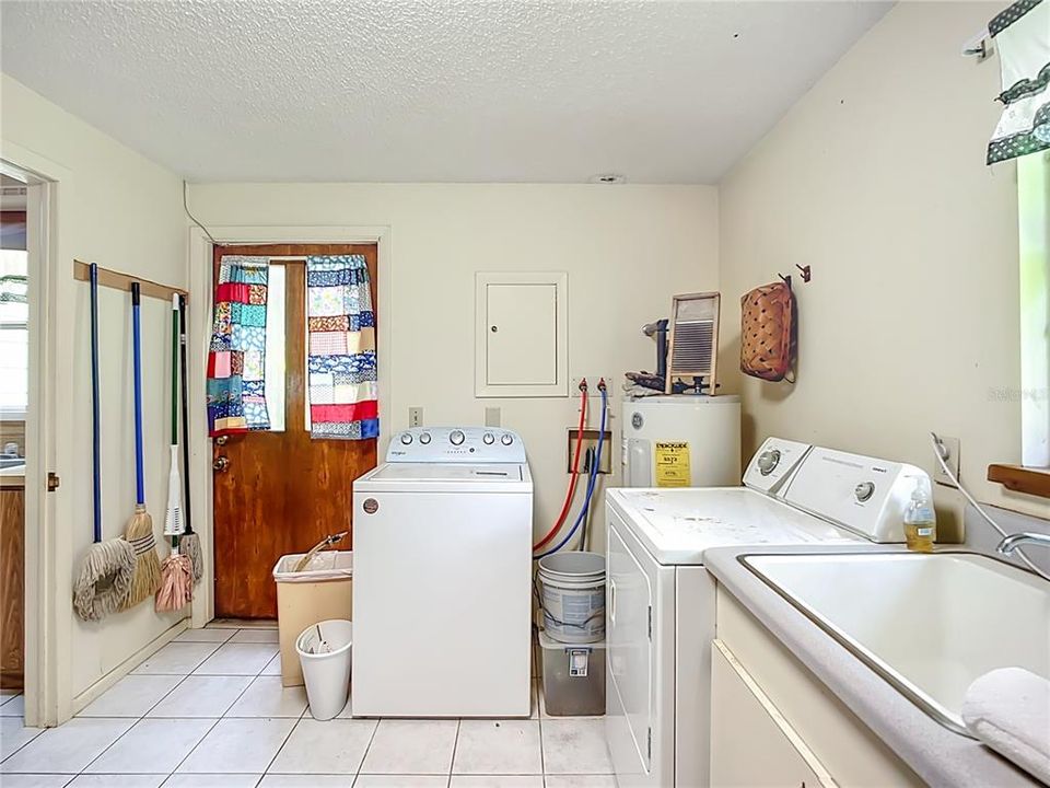 Activo con contrato: $579,000 (4 camas, 3 baños, 2414 Pies cuadrados)