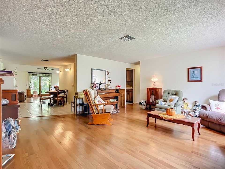 Activo con contrato: $579,000 (4 camas, 3 baños, 2414 Pies cuadrados)