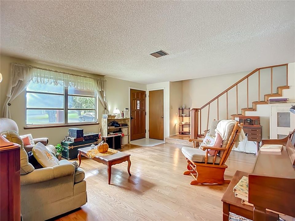 Activo con contrato: $579,000 (4 camas, 3 baños, 2414 Pies cuadrados)