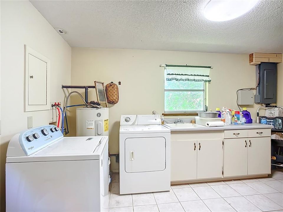 Activo con contrato: $579,000 (4 camas, 3 baños, 2414 Pies cuadrados)