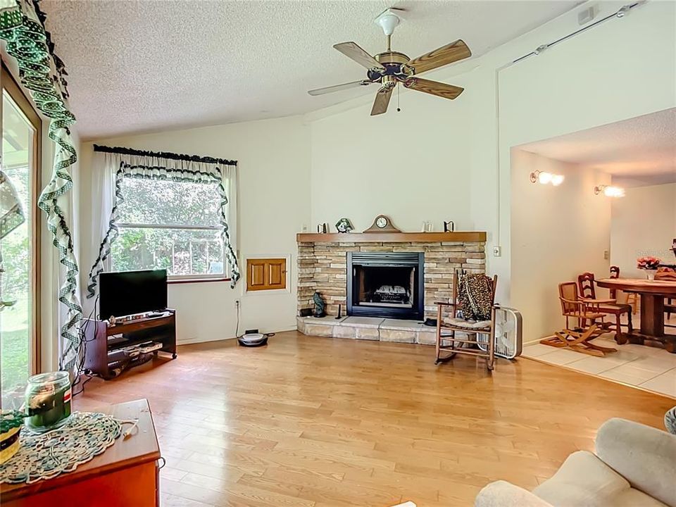 Activo con contrato: $579,000 (4 camas, 3 baños, 2414 Pies cuadrados)