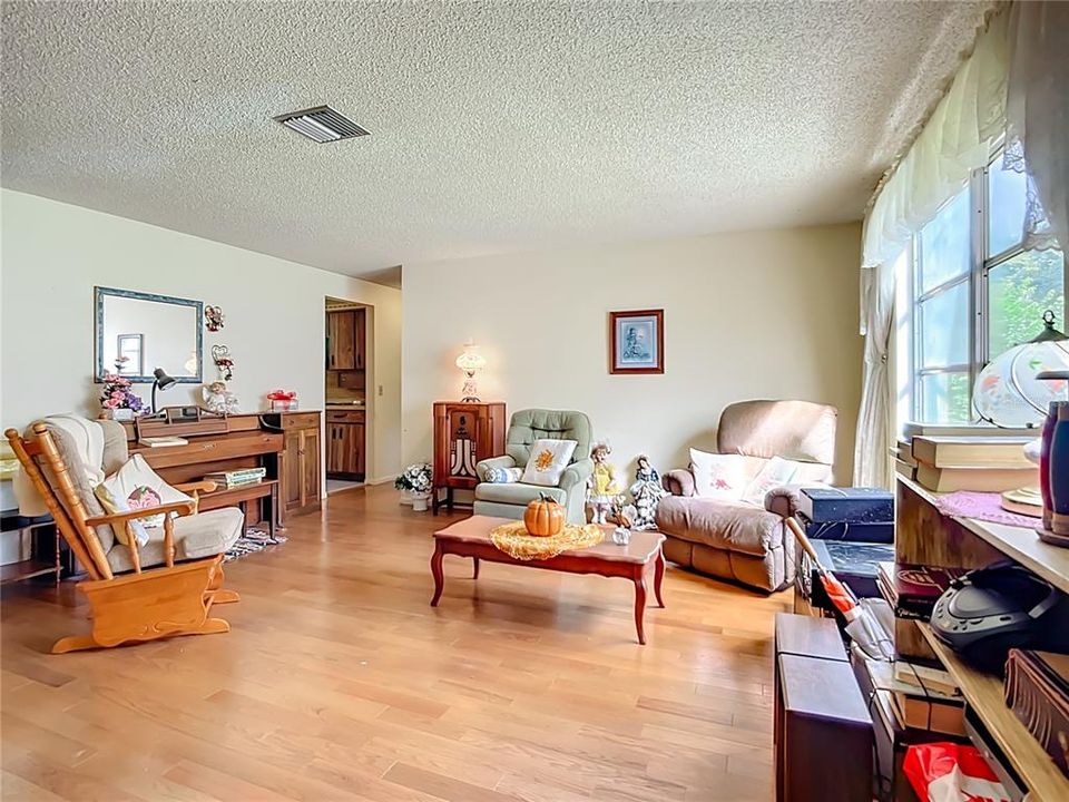 Activo con contrato: $579,000 (4 camas, 3 baños, 2414 Pies cuadrados)