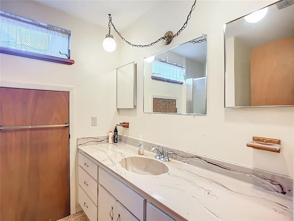 Activo con contrato: $579,000 (4 camas, 3 baños, 2414 Pies cuadrados)