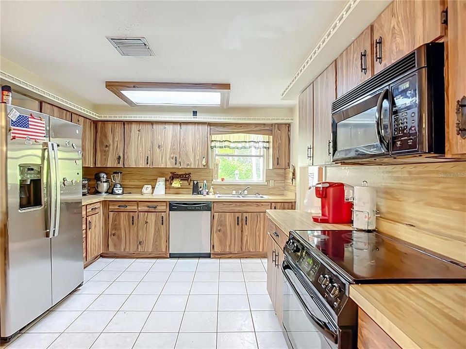 Activo con contrato: $579,000 (4 camas, 3 baños, 2414 Pies cuadrados)