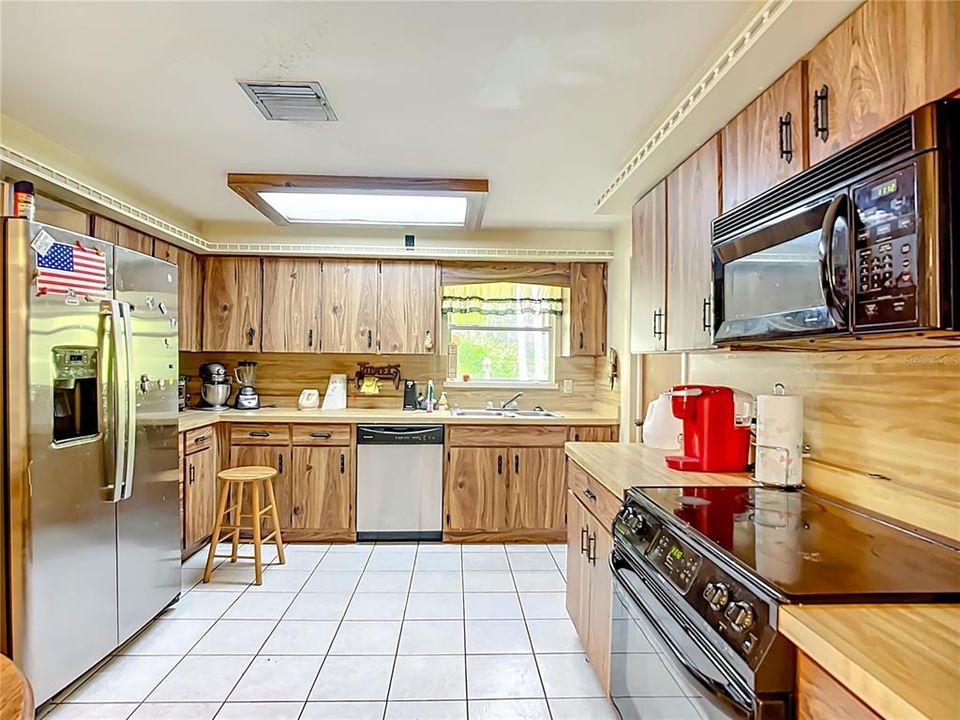 Activo con contrato: $579,000 (4 camas, 3 baños, 2414 Pies cuadrados)