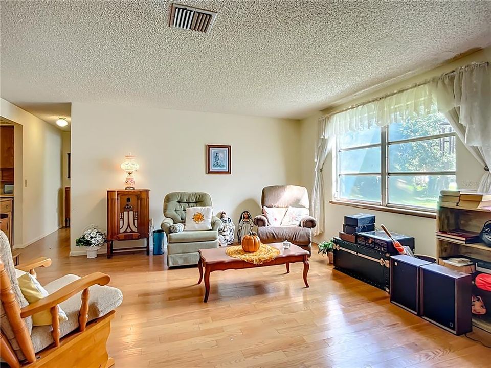 Activo con contrato: $579,000 (4 camas, 3 baños, 2414 Pies cuadrados)