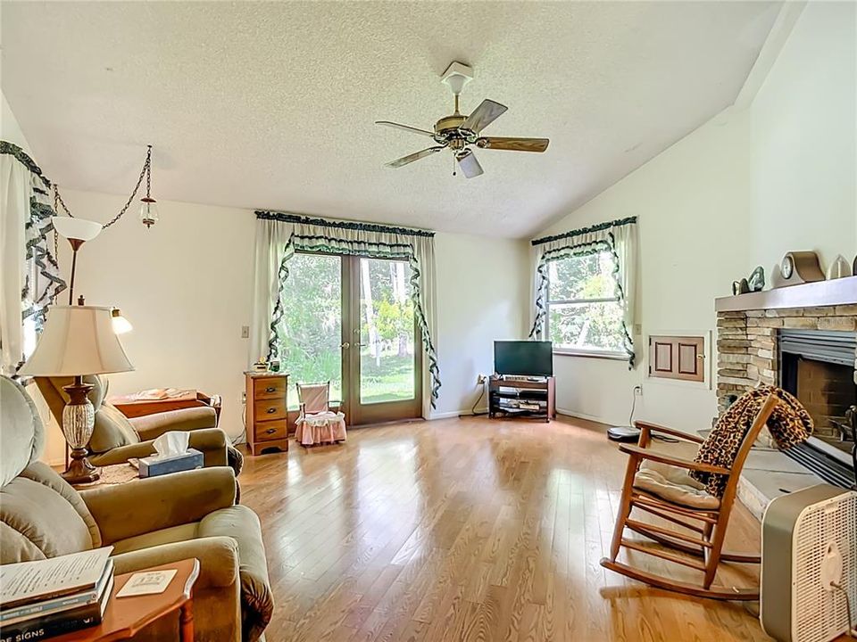 Activo con contrato: $579,000 (4 camas, 3 baños, 2414 Pies cuadrados)