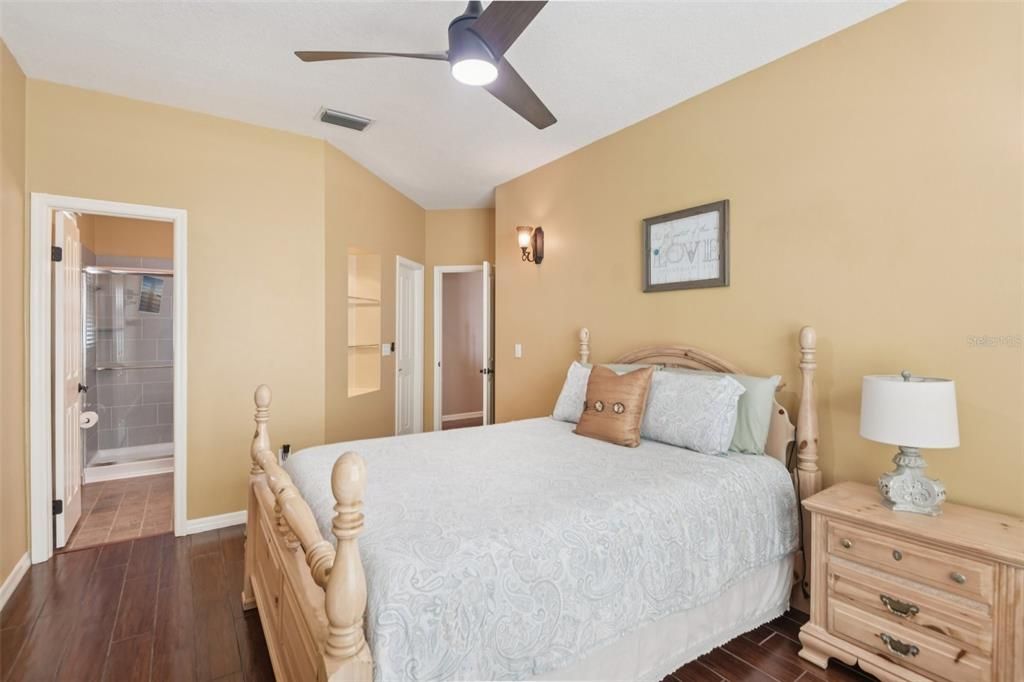 合同活跃: $485,000 (4 贝兹, 3 浴室, 2428 平方英尺)