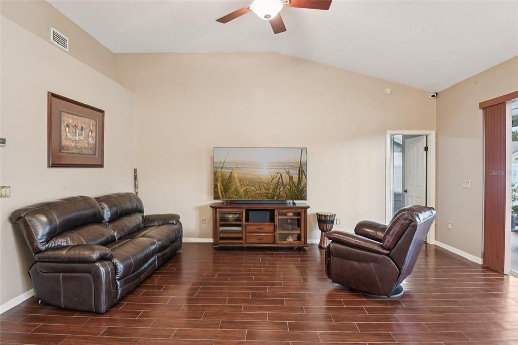 合同活跃: $485,000 (4 贝兹, 3 浴室, 2428 平方英尺)