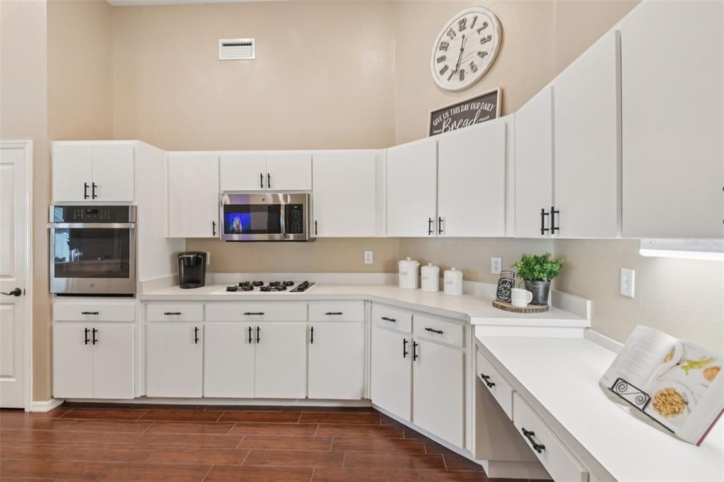 合同活跃: $485,000 (4 贝兹, 3 浴室, 2428 平方英尺)