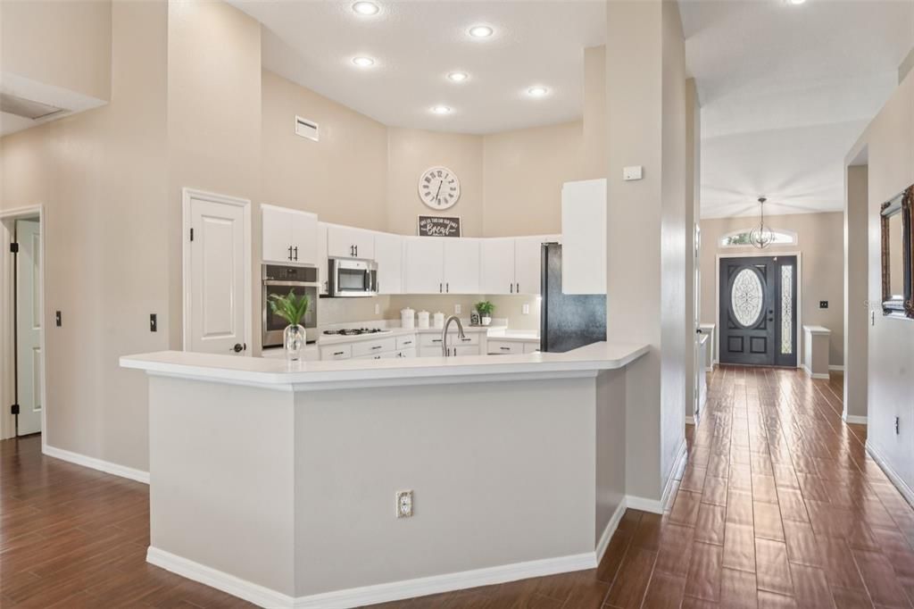 合同活跃: $485,000 (4 贝兹, 3 浴室, 2428 平方英尺)