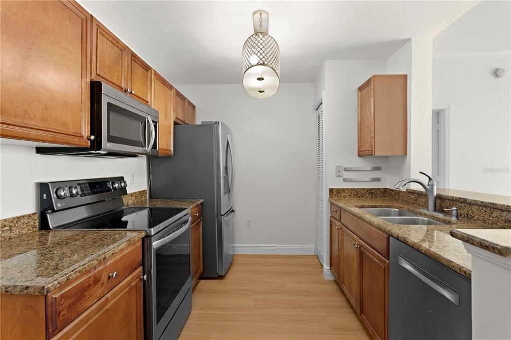Active With Contract: $2,650 (2 beds, 2 baths, 1274 Square Feet)