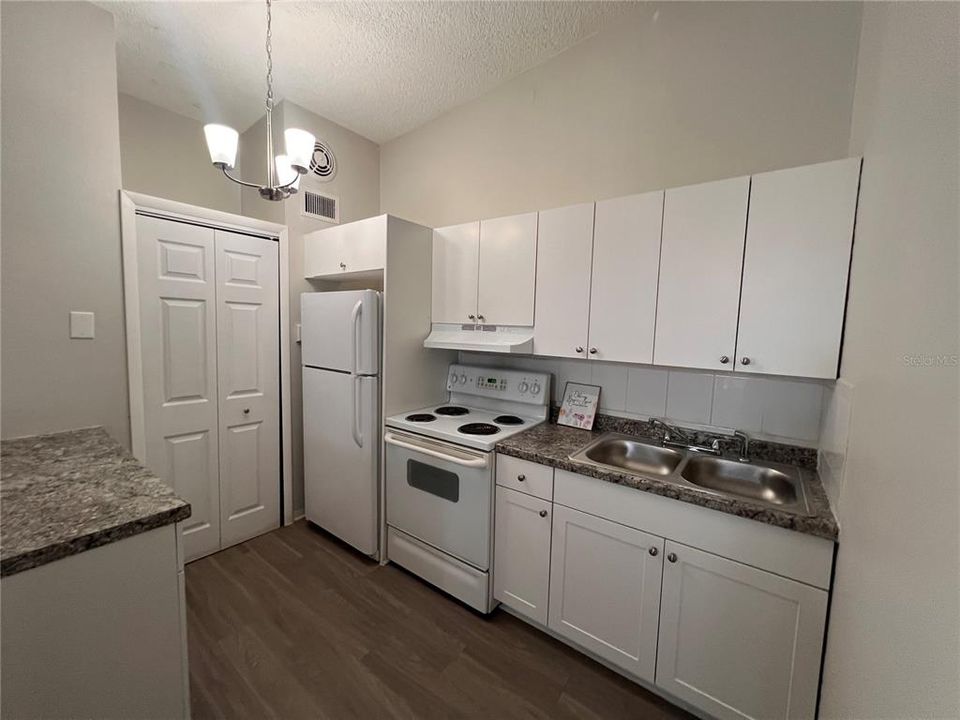 合同活跃: $1,850 (2 贝兹, 2 浴室, 1398 平方英尺)