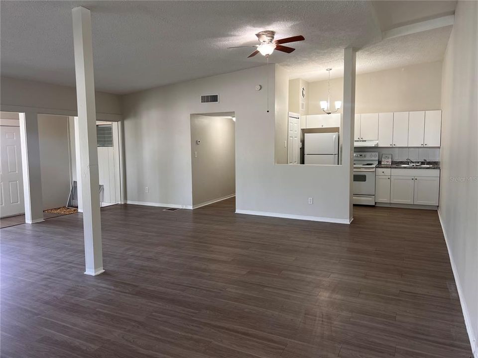 合同活跃: $1,850 (2 贝兹, 2 浴室, 1398 平方英尺)