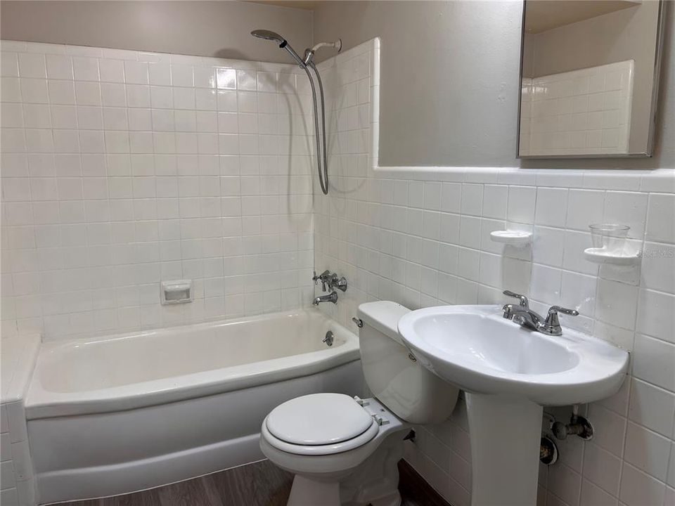 合同活跃: $1,850 (2 贝兹, 2 浴室, 1398 平方英尺)