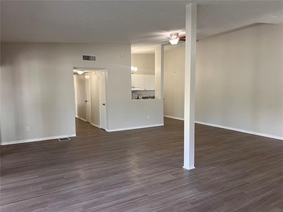 合同活跃: $1,850 (2 贝兹, 2 浴室, 1398 平方英尺)