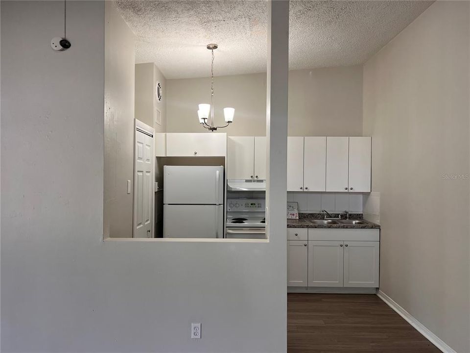 合同活跃: $1,850 (2 贝兹, 2 浴室, 1398 平方英尺)