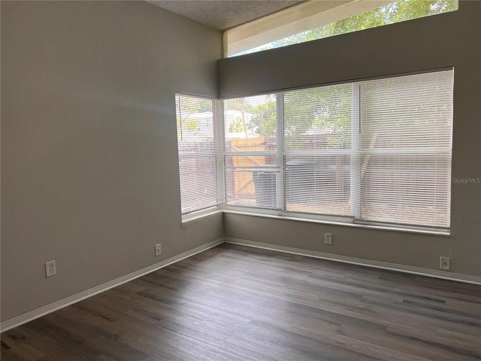 合同活跃: $1,850 (2 贝兹, 2 浴室, 1398 平方英尺)