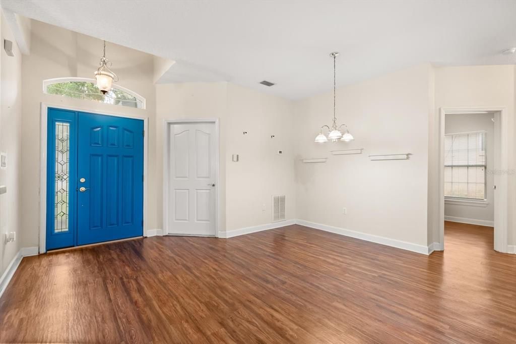 For Sale: $275,000 (3 beds, 2 baths, 1306 Square Feet)