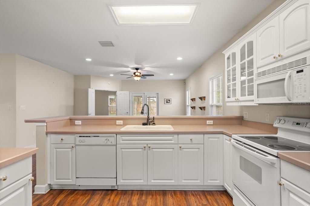 For Sale: $275,000 (3 beds, 2 baths, 1306 Square Feet)