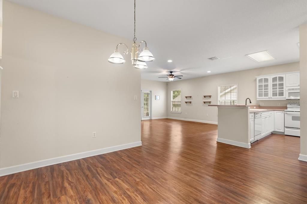 For Sale: $275,000 (3 beds, 2 baths, 1306 Square Feet)