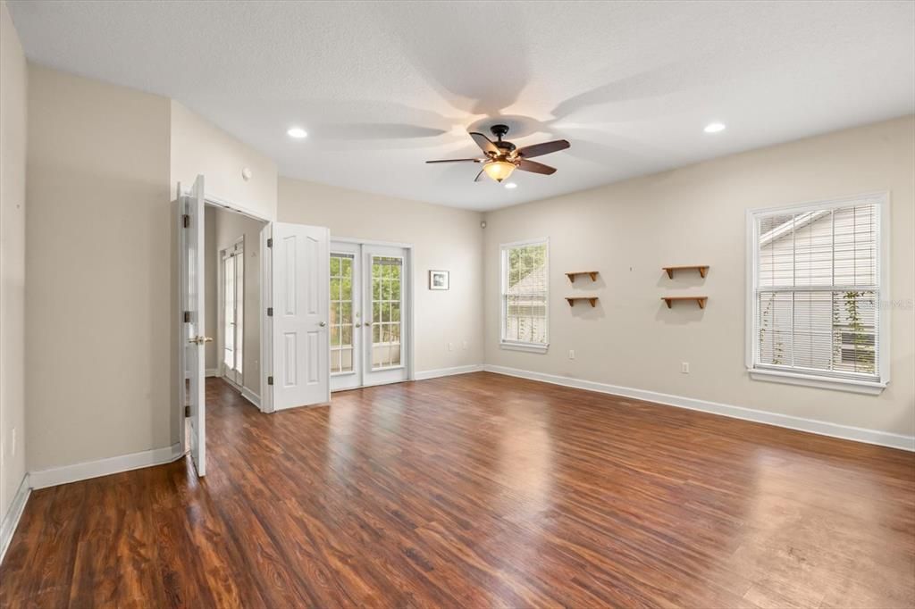 For Sale: $275,000 (3 beds, 2 baths, 1306 Square Feet)